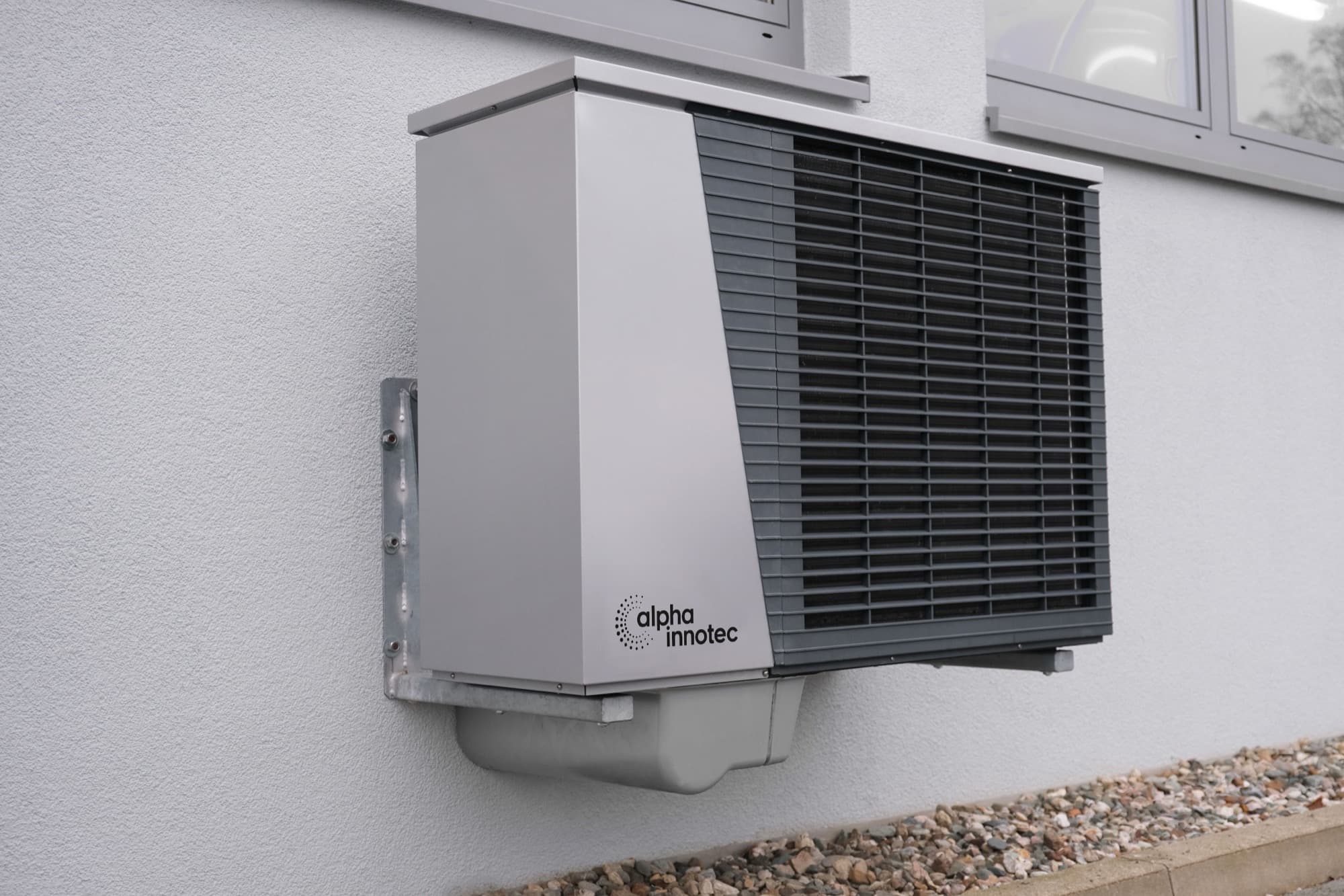 Wall-mounted outdoor air conditioner